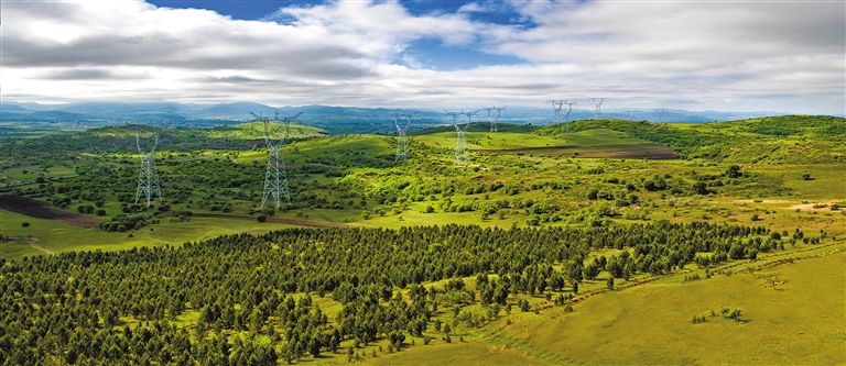 內(nèi)蒙古首條特高壓輸電通道——錫林郭勒盟至山東省1000千伏特高壓輸電線路。.jpg